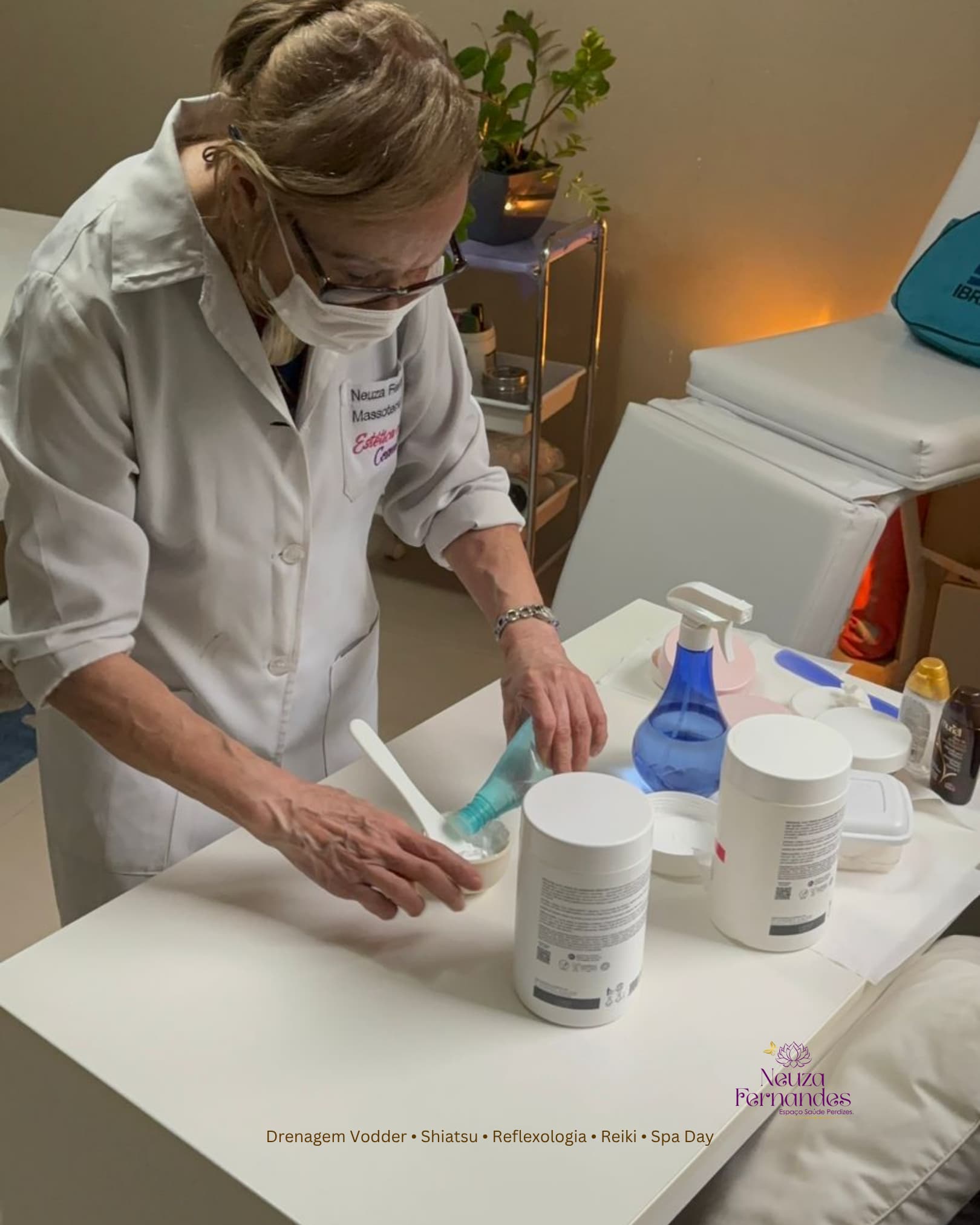 Neuza preparando o atendimento